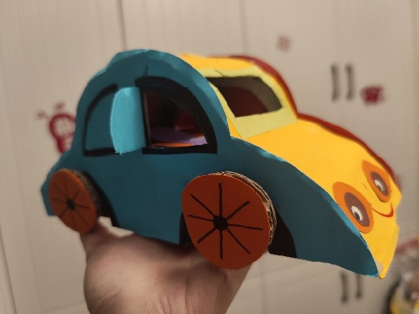 廢紙殼手工小汽車（任予憶）